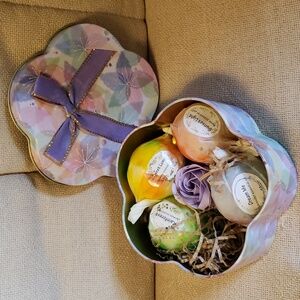 Bath bombs, new in tin!